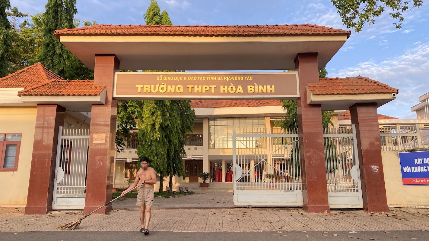 Trường THPT Hòa Bình
