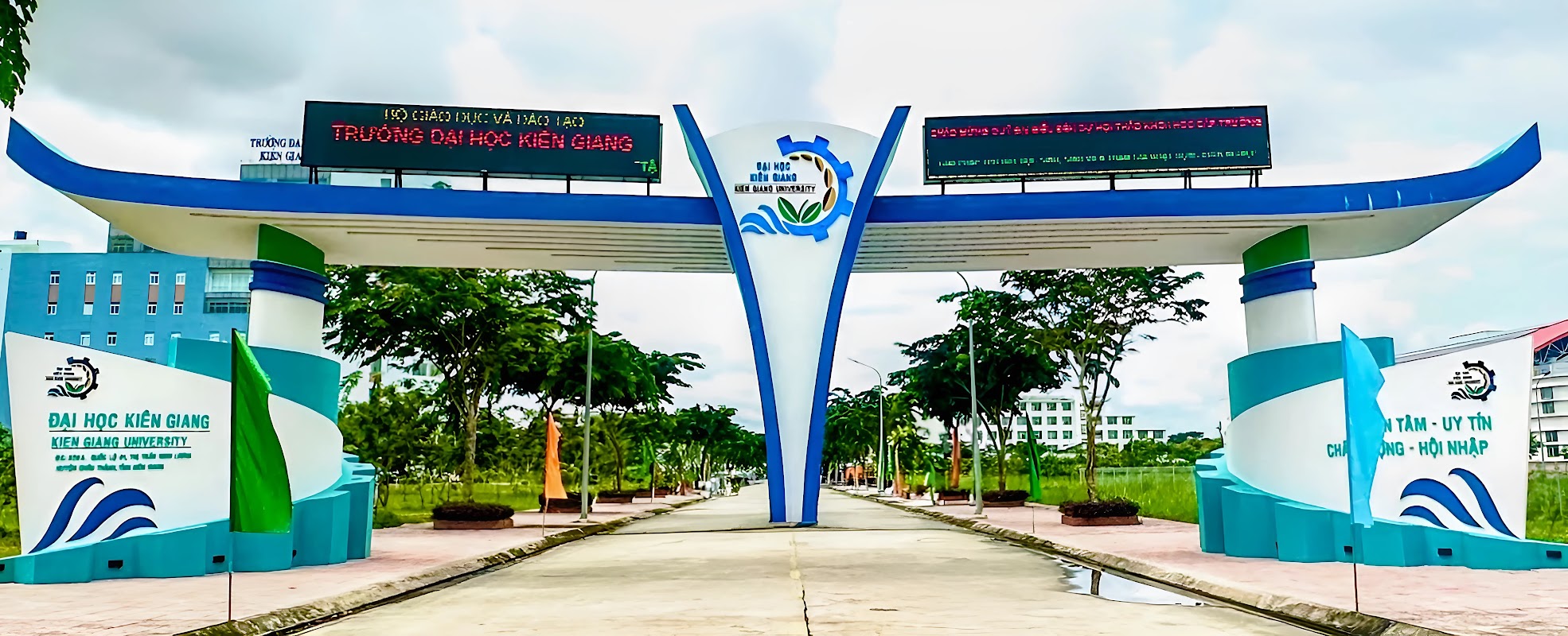 Cổng chính TRƯỜNG ĐẠI HỌC KIÊN GIANG