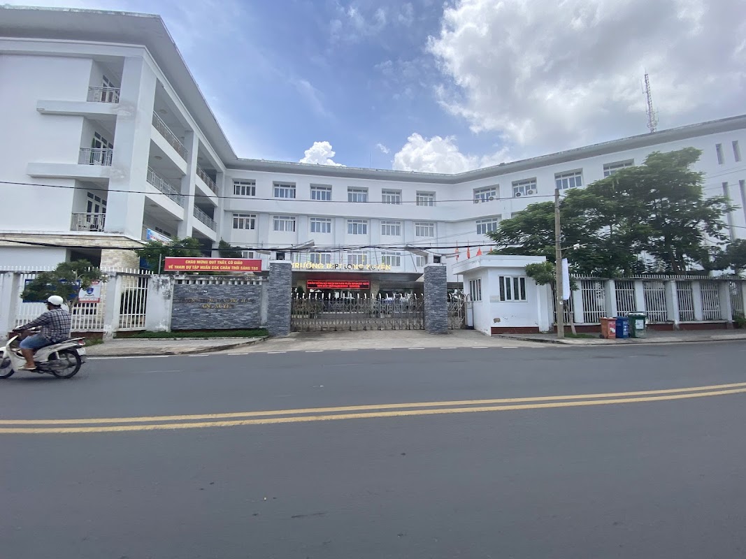 Trường THPT Long Xuyên