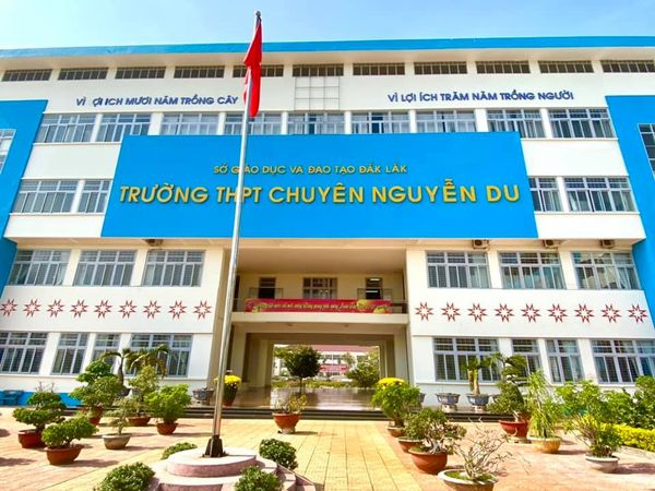 Trường THPT chuyên Nguyễn Du