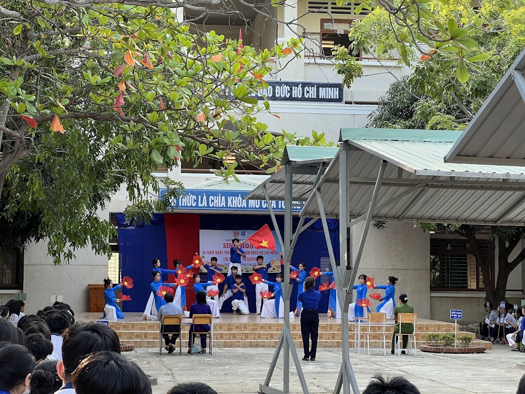 Trường THPT Tuy Phong