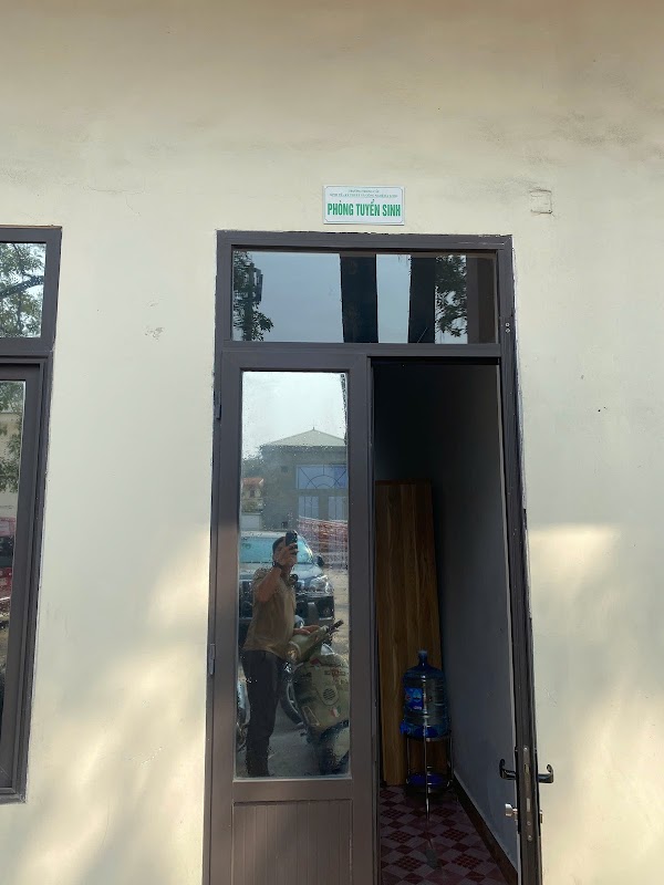 Trường Trung cấp Kinh tế – Kỹ thuật và Công nghệ Hạ Long