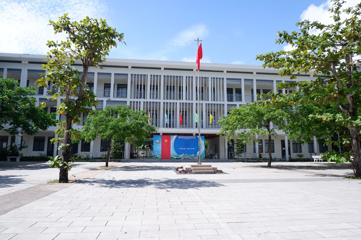 Trường THPT Sơn Trà