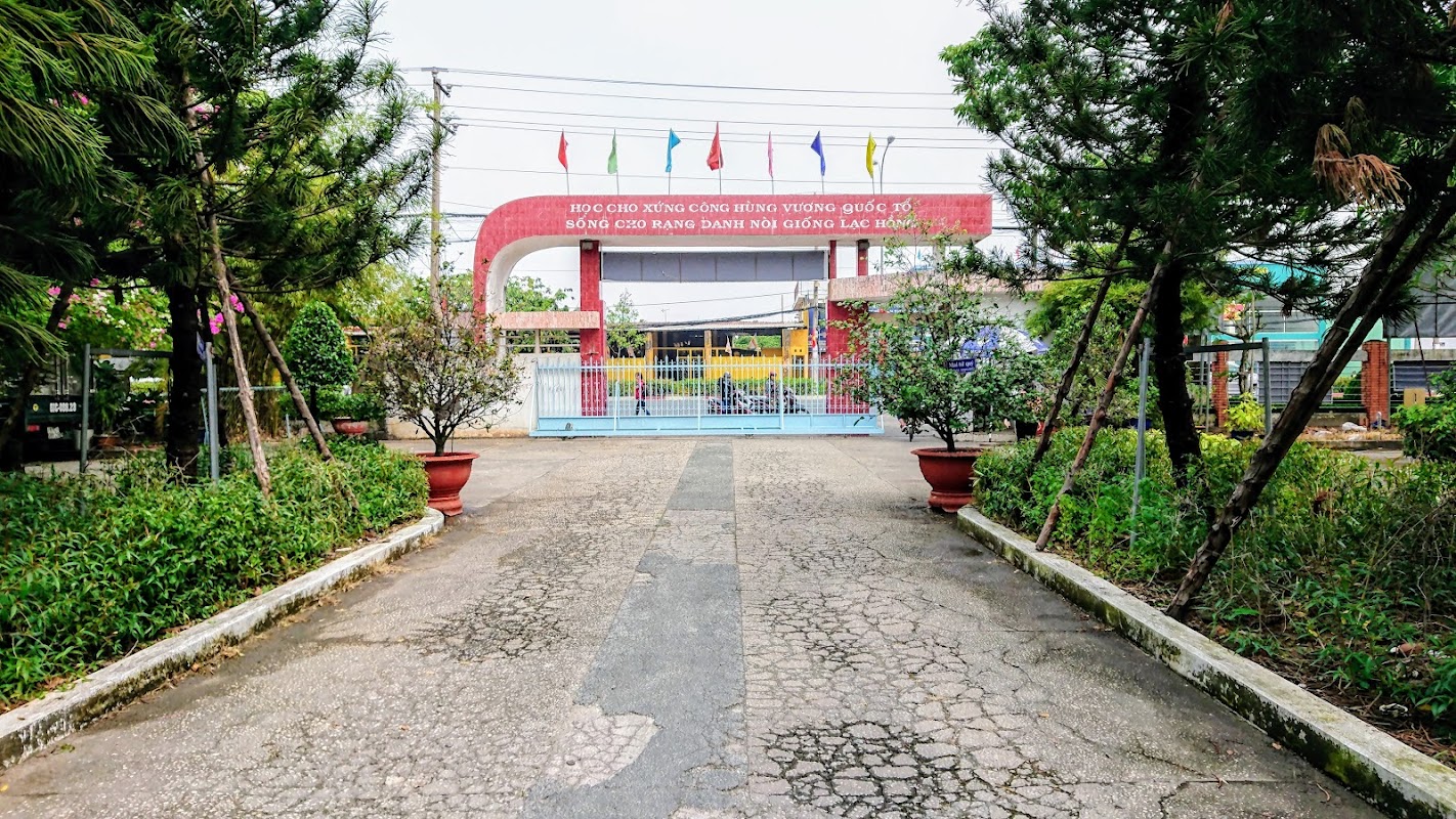 Trường THPT Chuyên Hùng Vương