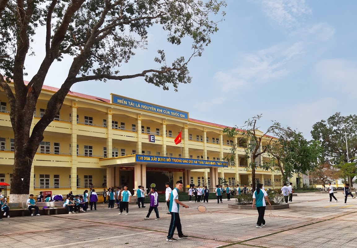 Trường THPT Uông Bí