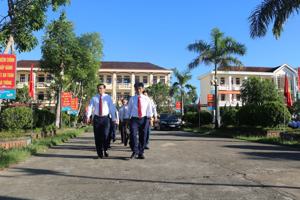 Trường THPT Mai Thúc Loan