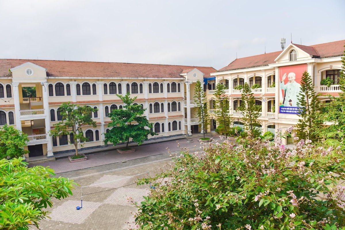 Trường THPT Chuyên Lê Hồng Phong
