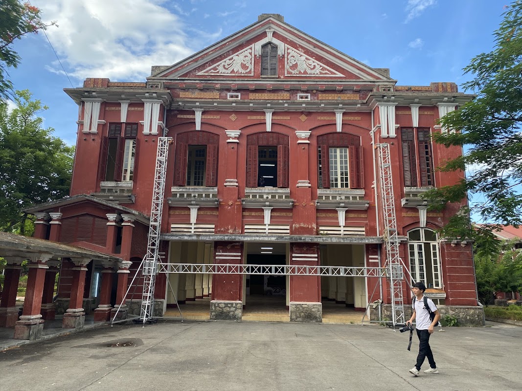 Trường THPT chuyên Quốc Học Huế