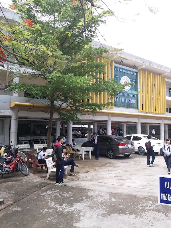 Trường THPT Chuyên Lý Tự Trọng