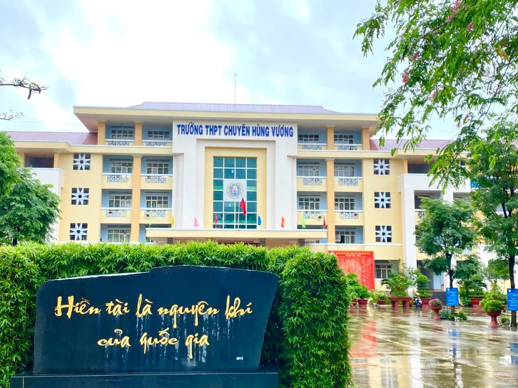 Trường THPT chuyên Hùng Vương