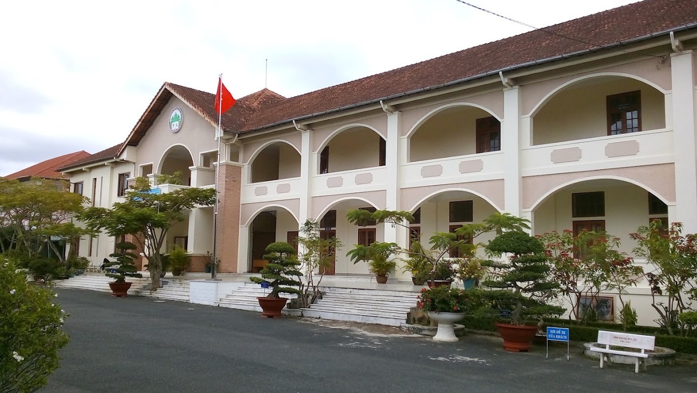 Trường THPT chuyên Thăng Long