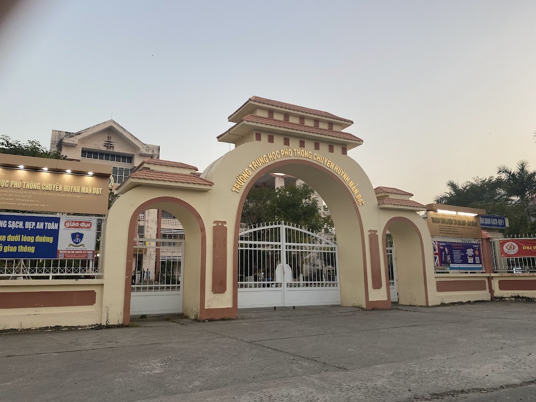 Trường THPT Chuyên Huỳnh Mẫn Đạt