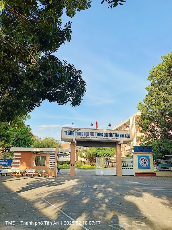 Trường THPT chuyên Trần Văn Giàu