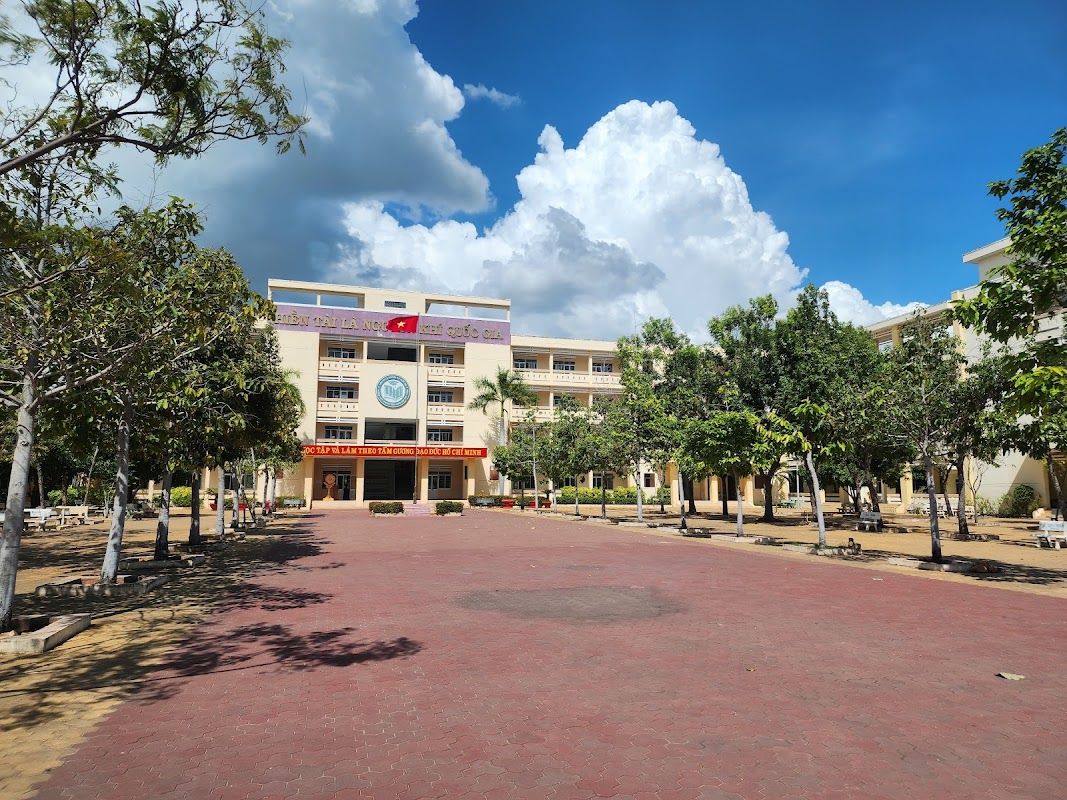 Trường THPT Chuyên Trần Hưng Đạo