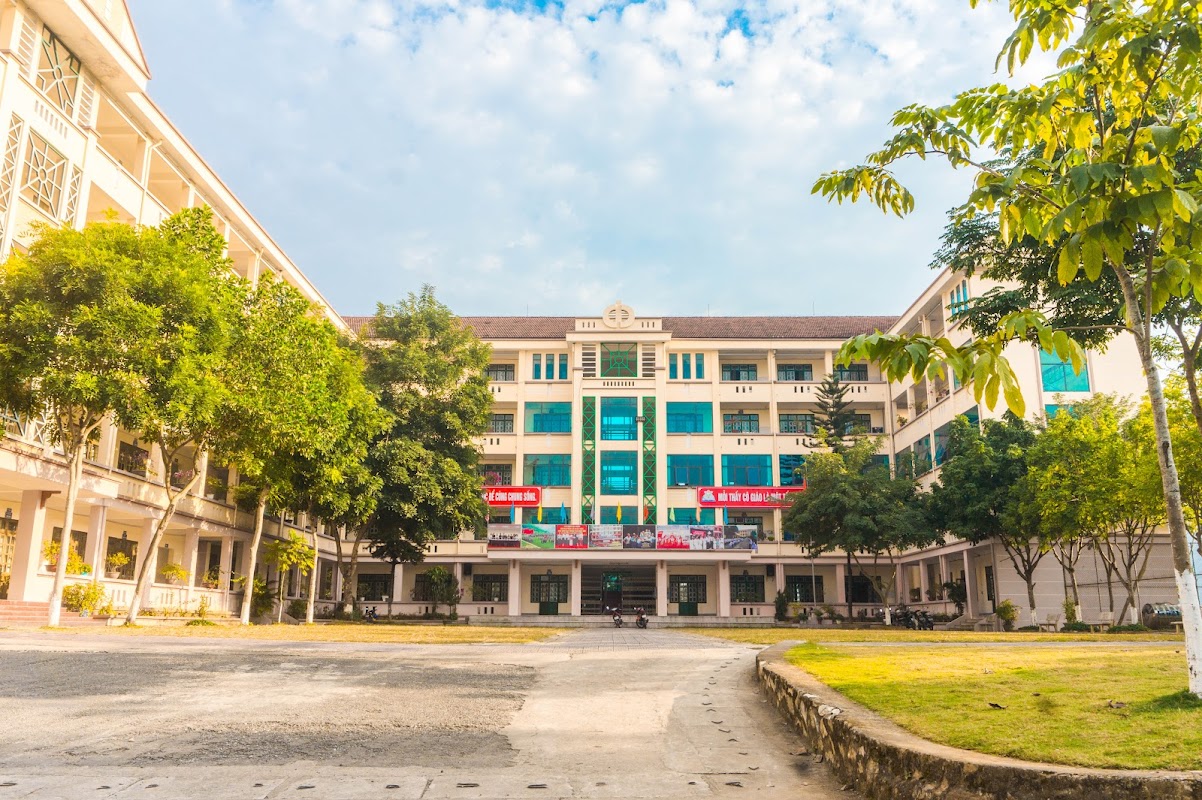 Trường THPT Chuyên Lào Cai