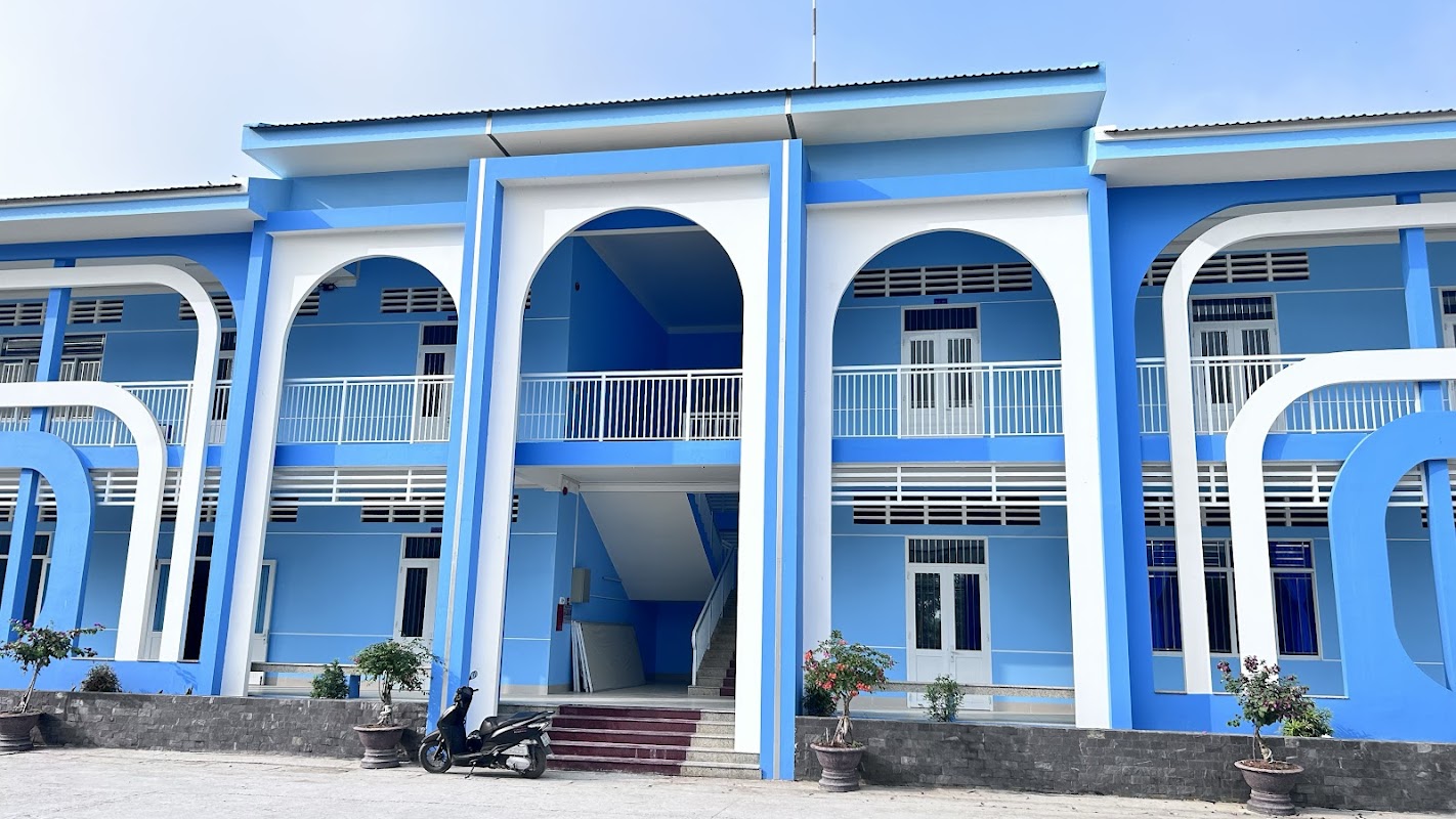 Trường THCS và THPT Hòa Bình